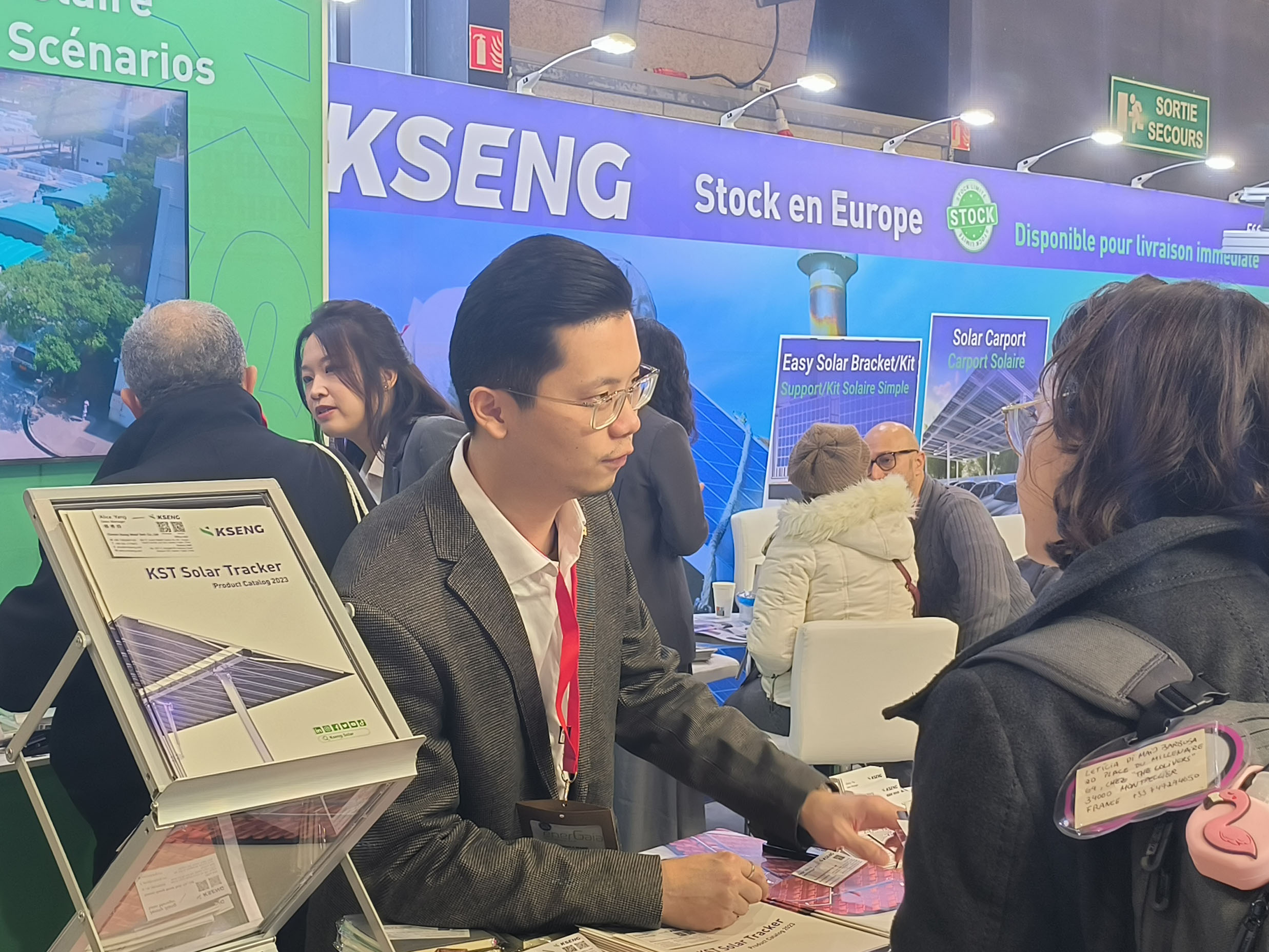 Le stand de la marque Kesheng explique nos produits aux clients